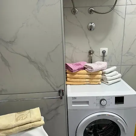 Laura マリ・ロシニュ